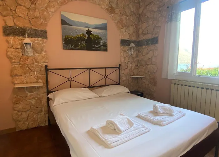 The Lovers - Independent Little House With Garden